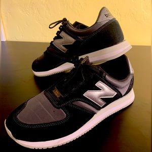 New Balance women’s size 8 420 V2 black/silver